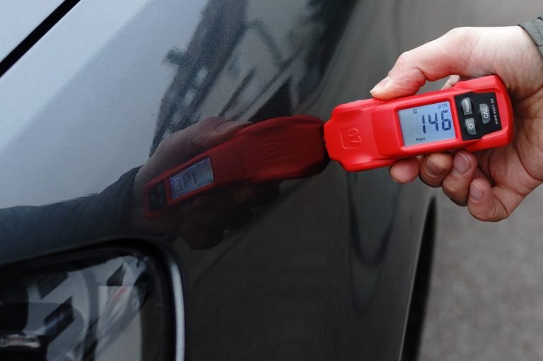 Як перевірити лакофарбове покриття автомобіля