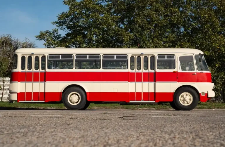 У Братиславі відреставрували раритетний автобус Ikarus 620