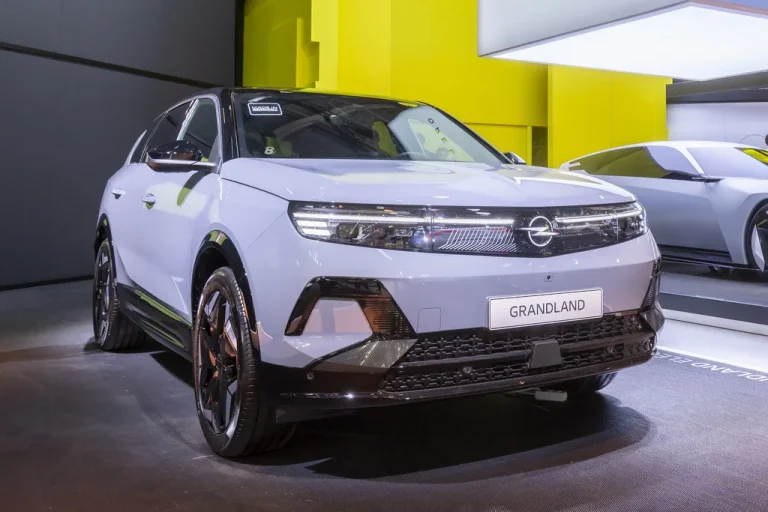 Opel представив на Паризькому автосалоні сімейство кросоверів